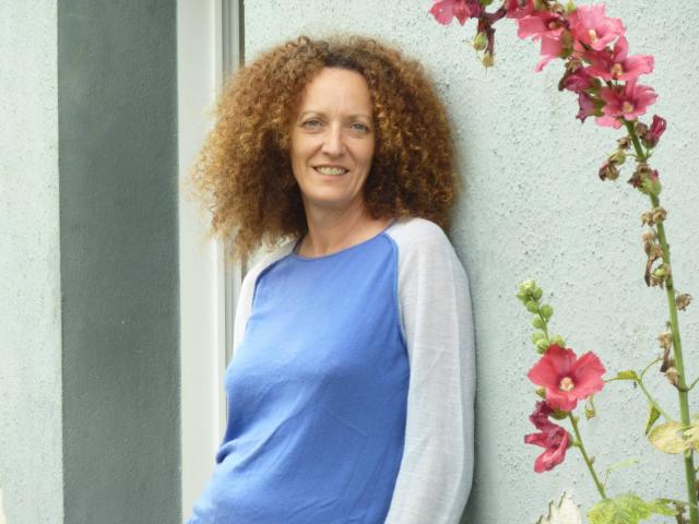 La Finistérienne Sophie Le Fur &nbsp;et ses sacs en matière recyclées par Bernadette Bourvon