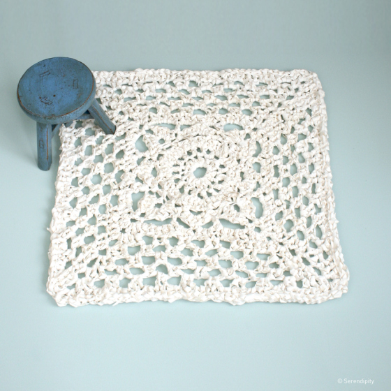 tapis blanc carré tissu Guy Cotten