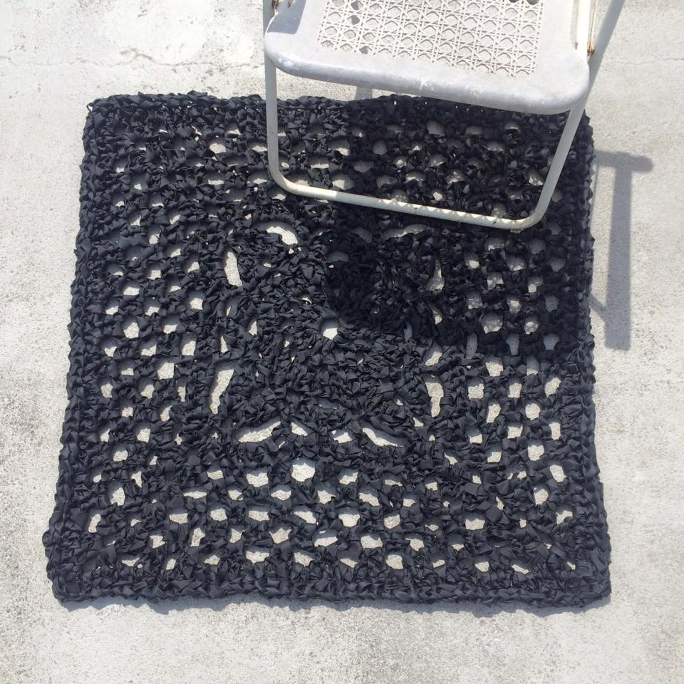 tapis meme noir chaise.jpg